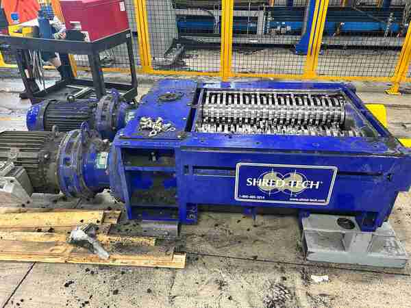 Shred-Tech #STQ-50E, 4 shaft shredder, 28" x 39" cutting chamber, 48 upper & lower knives, 2015 - Image 8