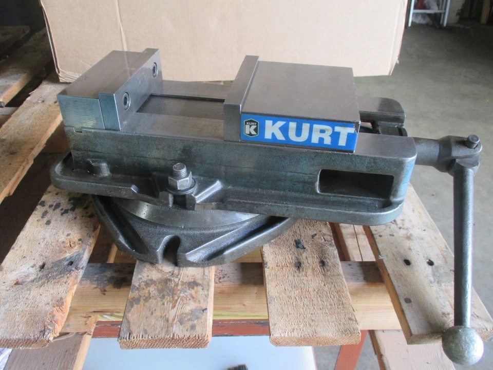 Kurt Manufacturing #D675, Precision Milling Machine Vise, 6" jaw width, 7.5" jaw opening, swivel base & handle - Image 1