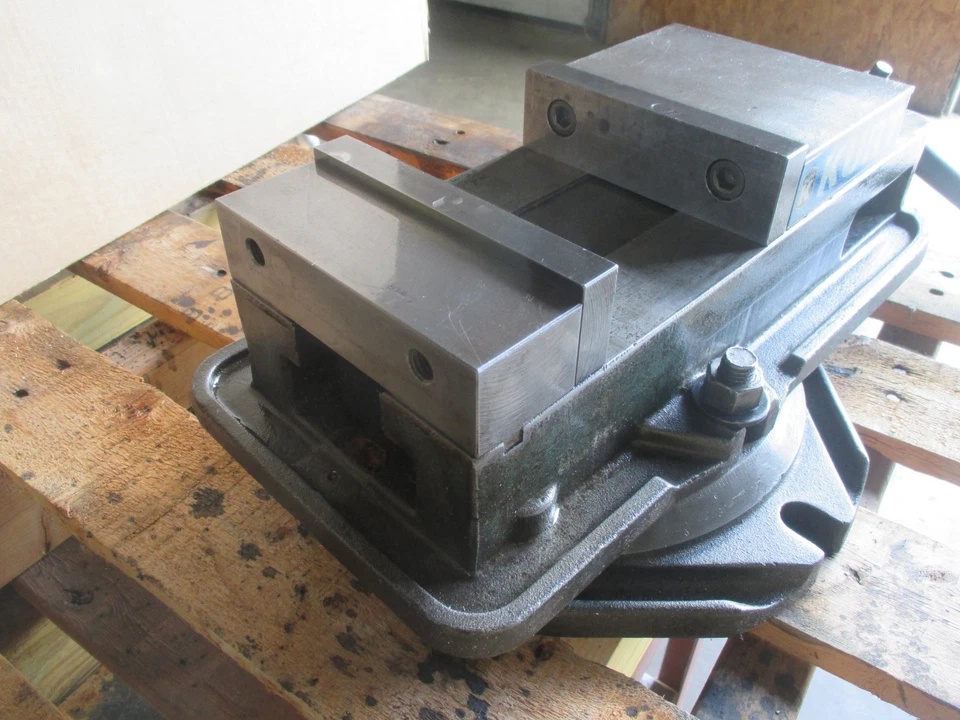 Kurt Manufacturing #D675, Precision Milling Machine Vise, 6" jaw width, 7.5" jaw opening, swivel base & handle - Image 2