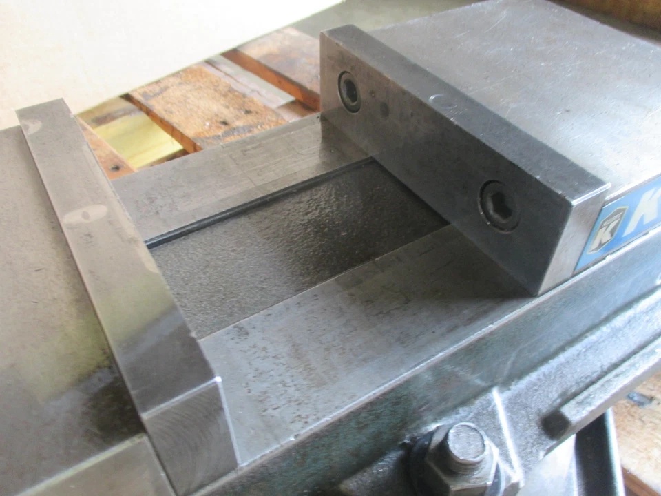 Kurt Manufacturing #D675, Precision Milling Machine Vise, 6" jaw width, 7.5" jaw opening, swivel base & handle - Image 3
