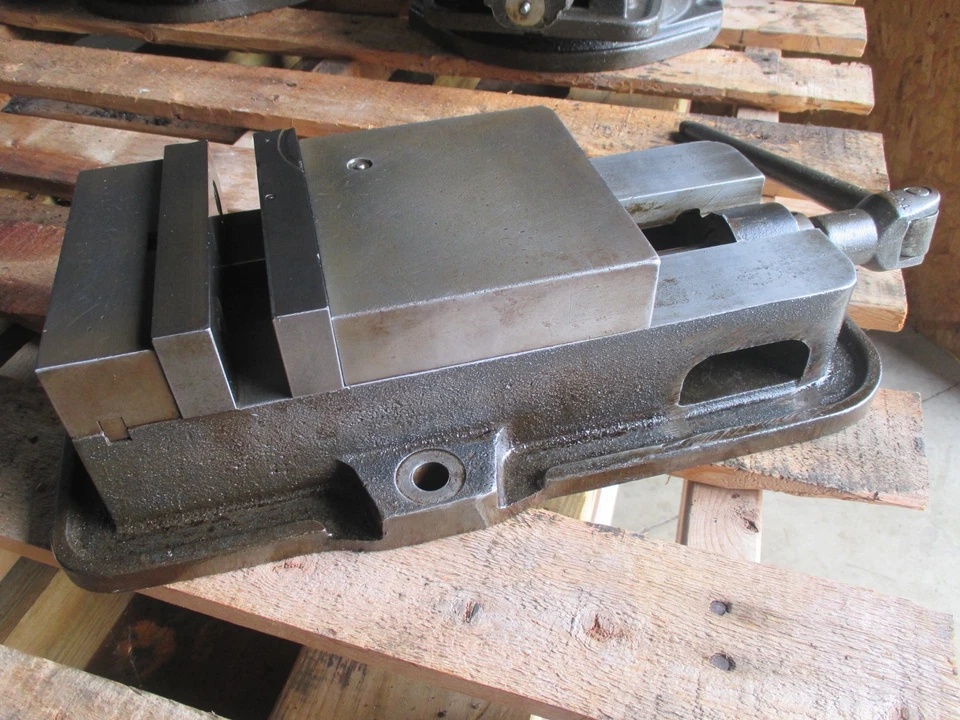 Kurt Manufacturing #D60, Precision Milling Machine Vise w/ Handle, 6" jaw width, 6" jaw opening - Image 1