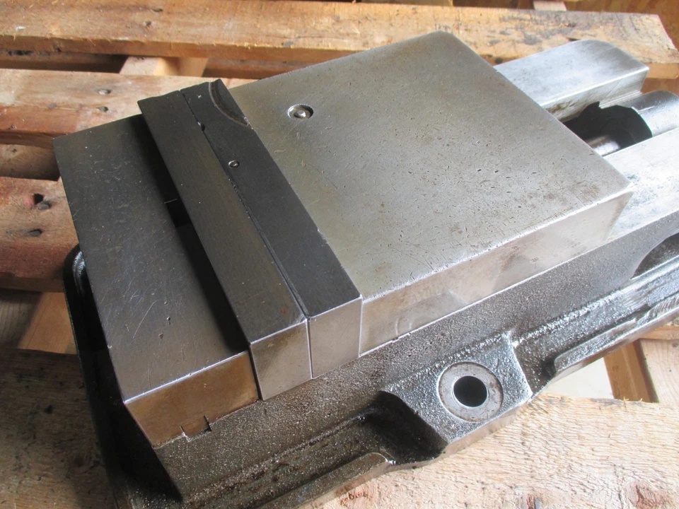 Kurt Manufacturing #D60, Precision Milling Machine Vise w/ Handle, 6" jaw width, 6" jaw opening - Image 2