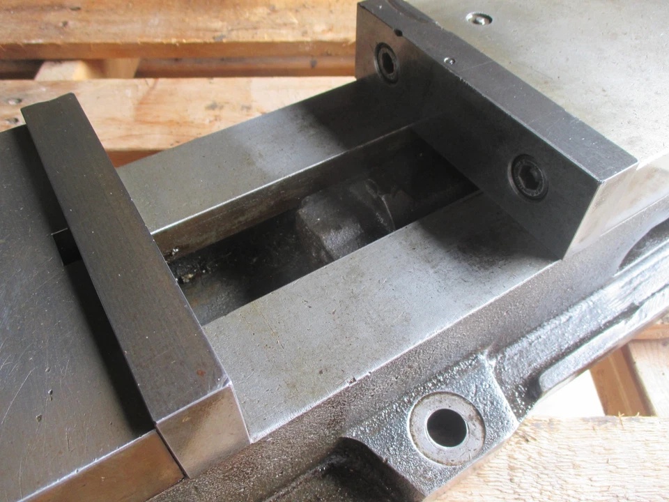 Kurt Manufacturing #D60, Precision Milling Machine Vise w/ Handle, 6" jaw width, 6" jaw opening - Image 3