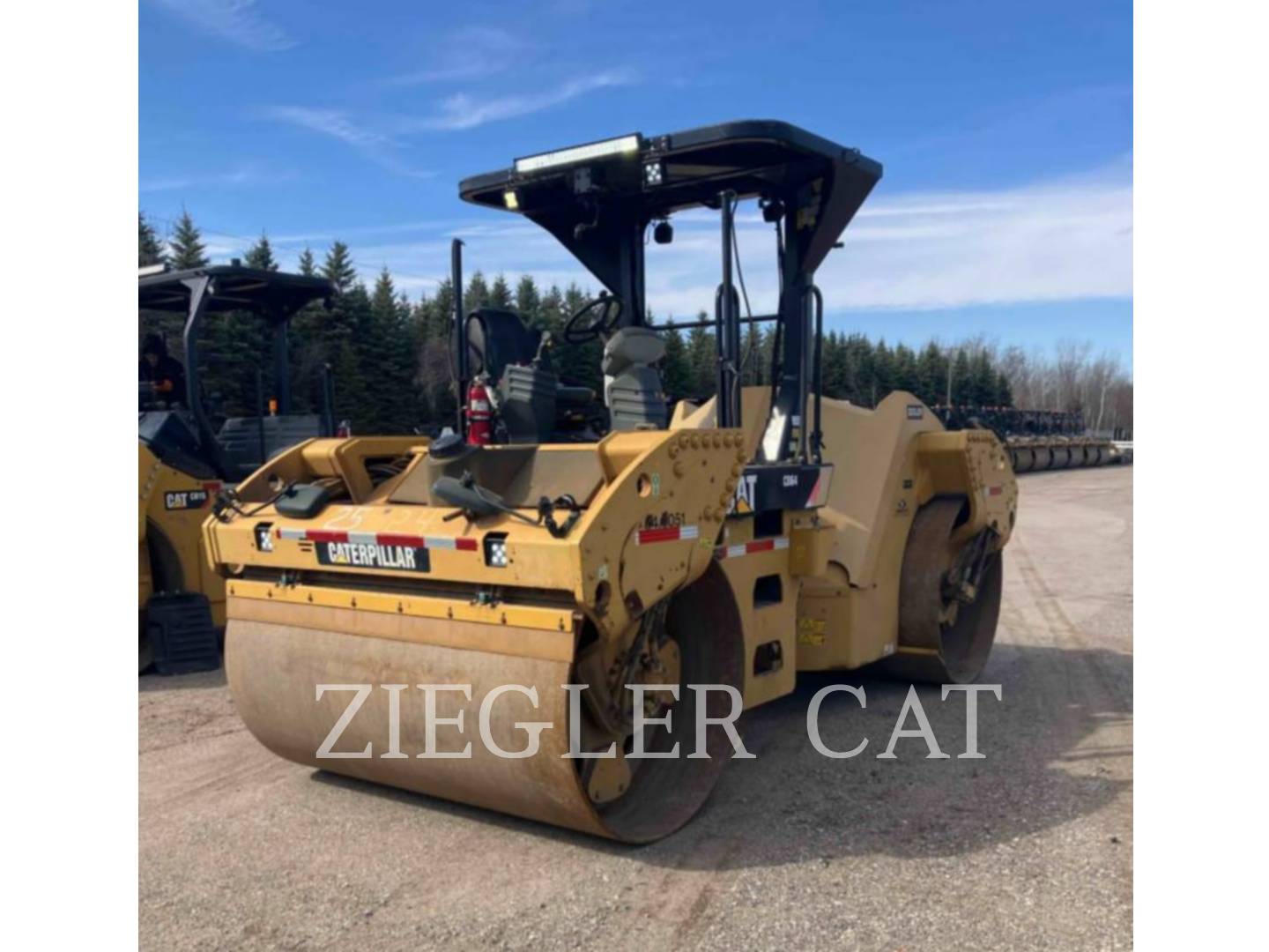 Caterpillar CB64, Compactor, 5637 hours, S/N: CB500256, 2015 - Image 1