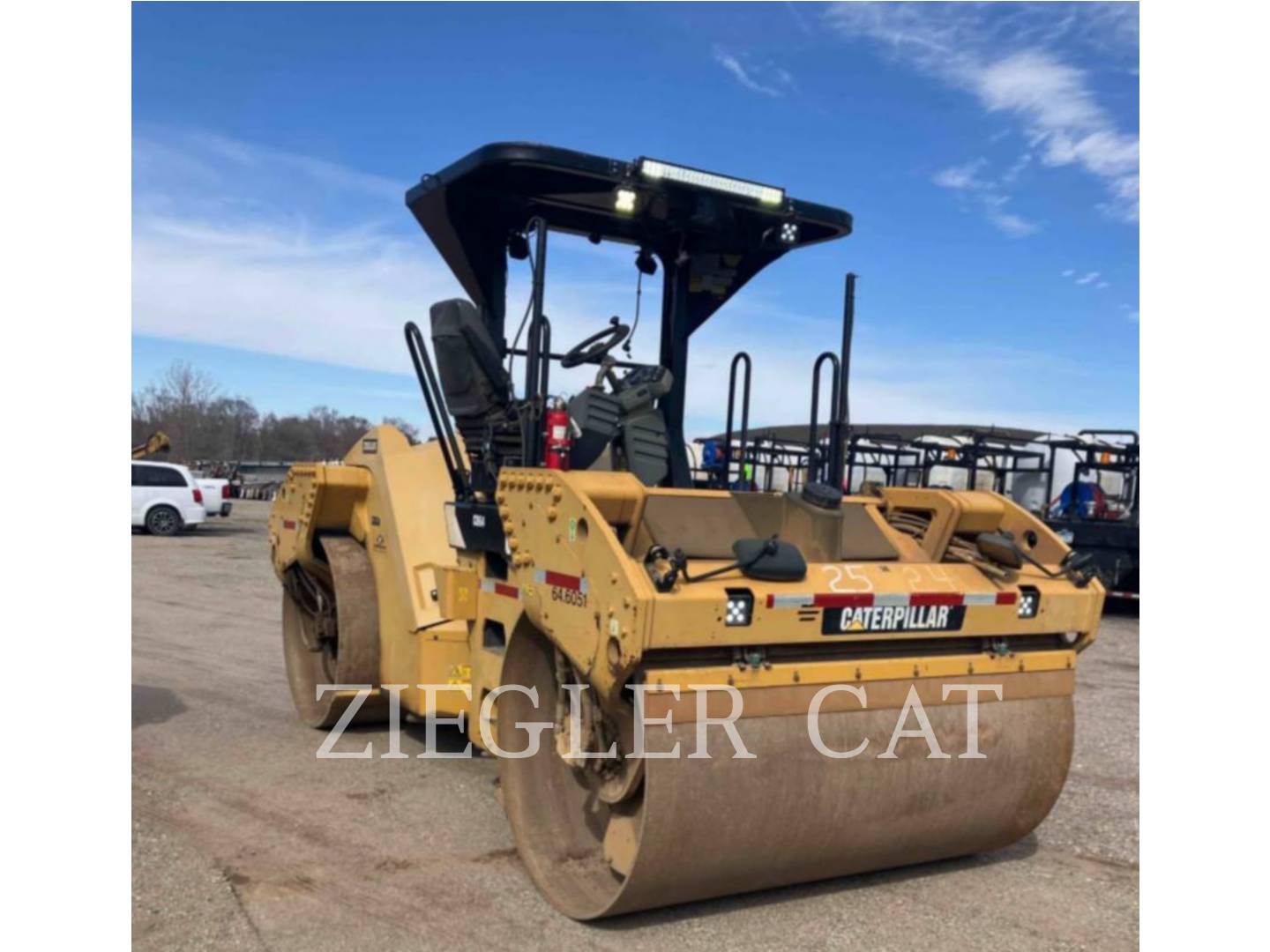 Caterpillar CB64, Compactor, 5637 hours, S/N: CB500256, 2015 - Image 2