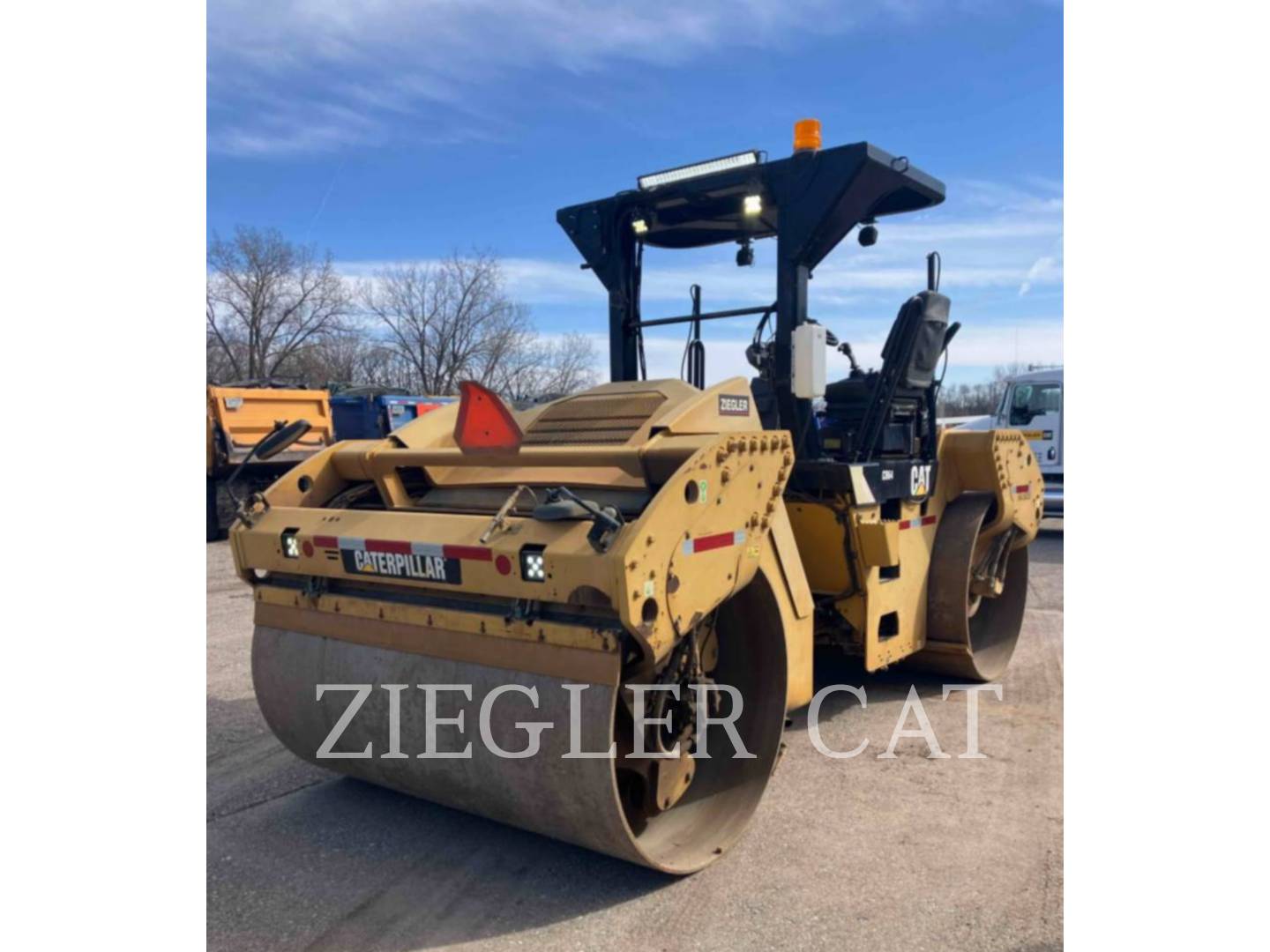 Caterpillar CB64, Compactor, 5637 hours, S/N: CB500256, 2015 - Image 3