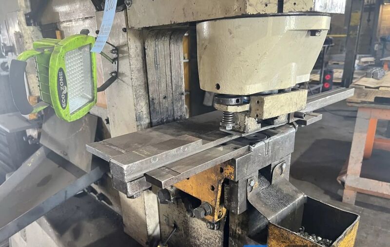 5-1/2" x 5-1/2" x 1/2" Geka #Hydracrop-80/S, dual cylinder hydraulic ironworker, 88 ton, 12" throat, 1995 - Image 5