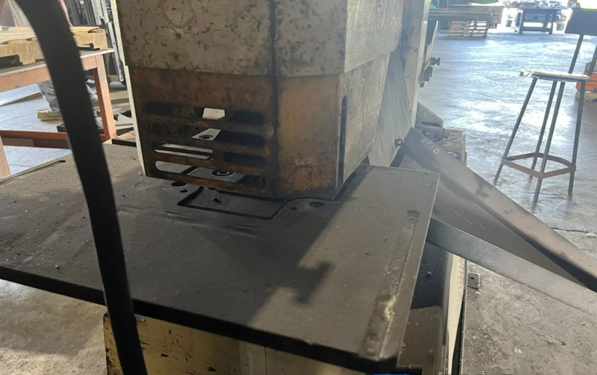 5-1/2" x 5-1/2" x 1/2" Geka #Hydracrop-80/S, dual cylinder hydraulic ironworker, 88 ton, 12" throat, 1995 - Image 6