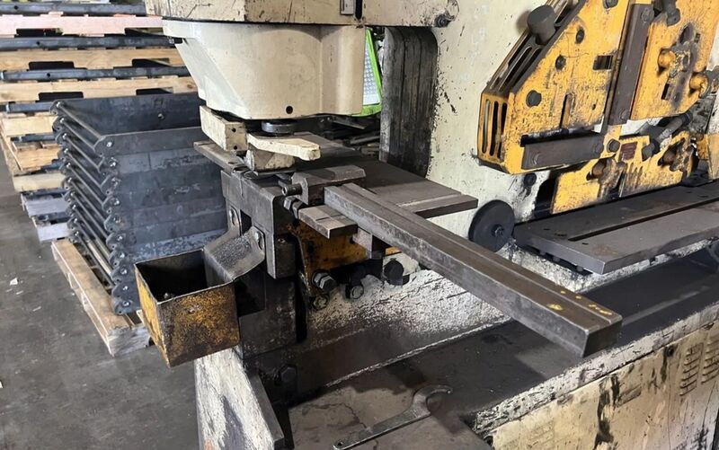 5-1/2" x 5-1/2" x 1/2" Geka #Hydracrop-80/S, dual cylinder hydraulic ironworker, 88 ton, 12" throat, 1995 - Image 7