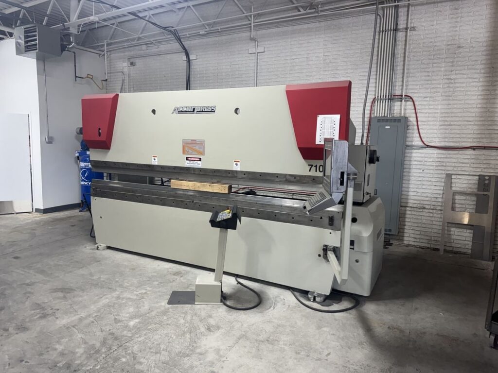 100 Ton, Accurpress #710012, CNC hydraulic press brake with 2-Axis Back Gauge, 12' overall, 124" between - Image 4