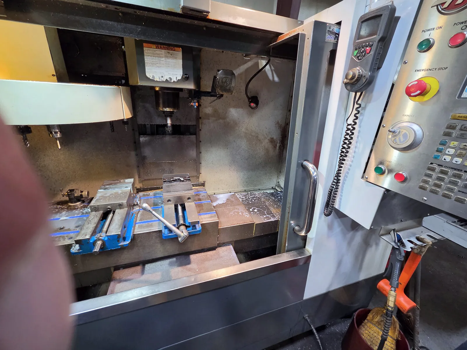 Haas #VF-2, CNC vertical machining center, 20+1 side mount tool changer, 30" X, 16" Y, 20" Z, 8100 RPM, #40 - Image 4