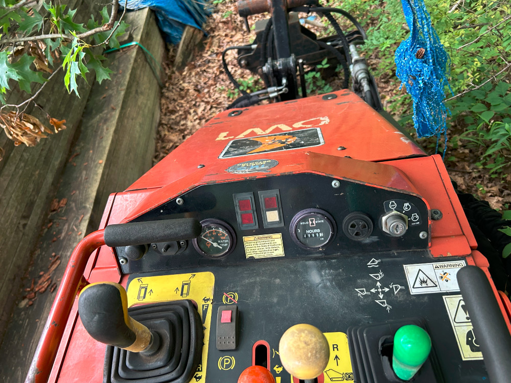 Diesel Ditch Witch #SK800, stand-on/walk-behind mini skid steer/track loader, 24.8 HP Kubota D1105 diesel - Image 4