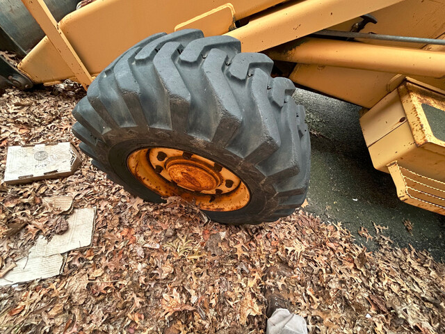 Ford New Holland #555C, tractor loader, 4WD, diesel engine, 85 HP, enclosure cab, Rear backhoe w/ stabilizers - Image 4