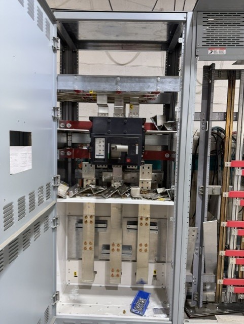 Commercial Switchgear Commerical Switchgear Limited, 3 phase switchgear unit - 1600 a main bus, 347/600-636 - Image 2