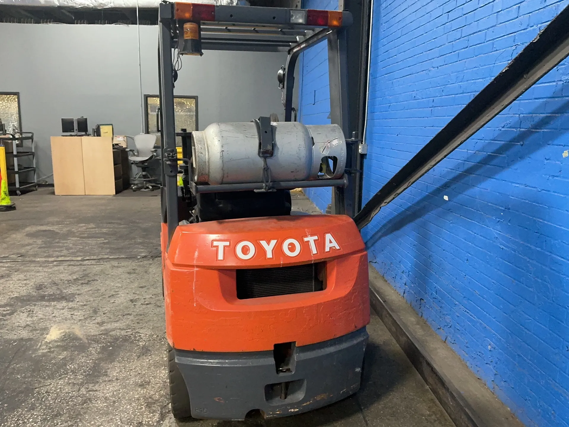 3300 lb. Toyota #7FGU15, Propane Forklift, 80" lift height, 30" mast, 4" x42" forks, solid tires, 15673.5 - Image 2
