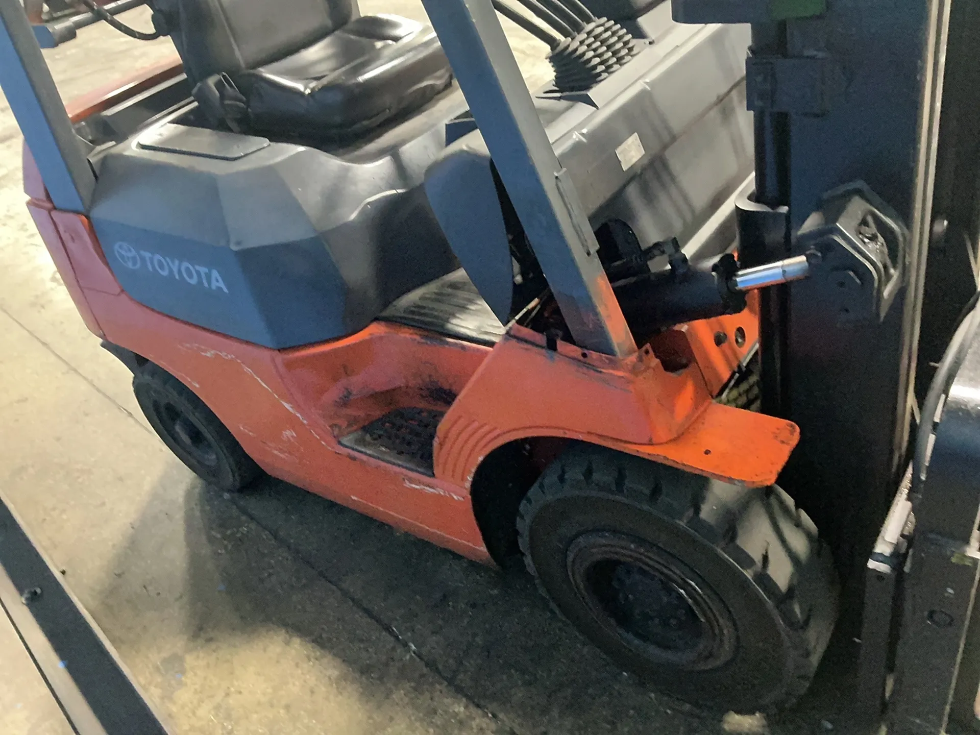 3300 lb. Toyota #7FGU15, Propane Forklift, 80" lift height, 30" mast, 4" x42" forks, solid tires, 15673.5 - Image 3