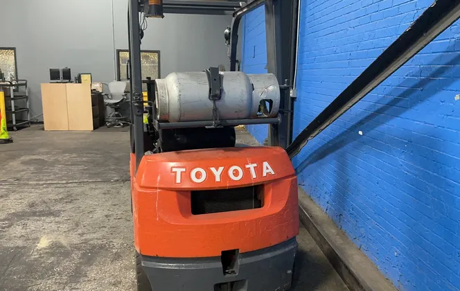 3300 lb. Toyota #7FGU15, Propane Forklift, 80" lift height, 30" mast, 4" x42" forks, solid tires, 15673.5 - Image 10