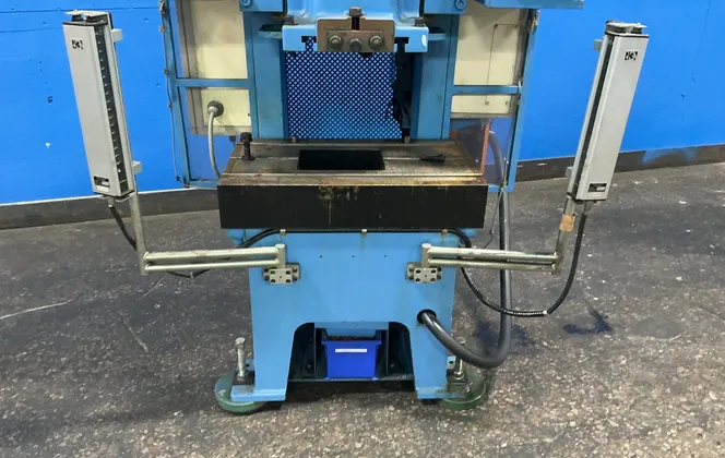 45 Ton, Wasino #PUX45AD, Gap Frame Press, 5-1/2" stroke, 10-1/4" die height, 450 KN, 3.7 KW, 200 V., 3PH - Image 2