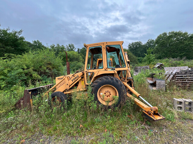 Ford #555-series, backhoe loader - with good tires and attachments. - Image 2