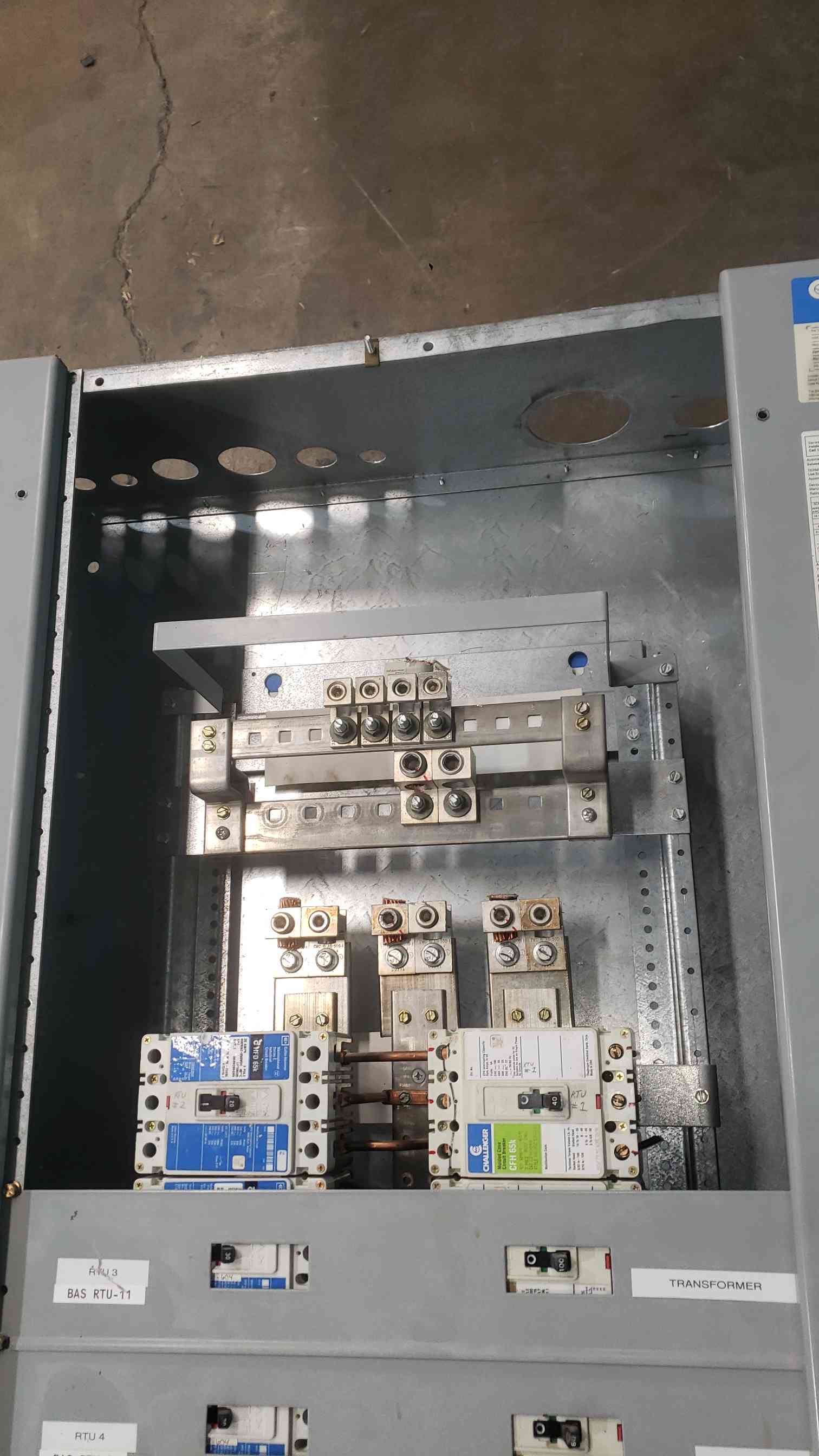600 Amp. Challenger PM4, Distribution Panelboard, 480 Volts, 3 Phase, 250A & 100A 3-Pole Breakers, AS IS - Image 9