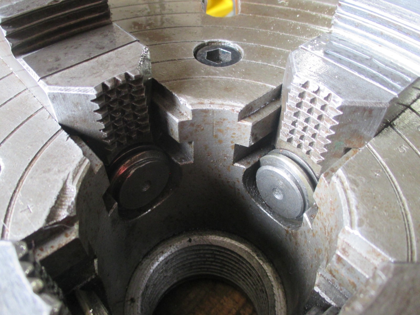 12" Skinner, 4-Jaw Lathe Chuck, 2-1/4"-6 threaded back, 2.75" center hole diameter, chuck key - Image 5