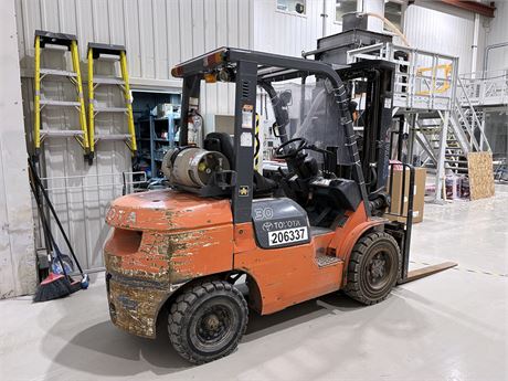 6000 lb. Toyota #7FGU30, forklift, propane, 187" max. fork height, 4-cyl., 57 HP, power shift, 10100 lb. - Image 2