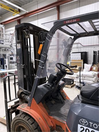 6000 lb. Toyota #7FGU30, forklift, propane, 187" max. fork height, 4-cyl., 57 HP, power shift, 10100 lb. - Image 3