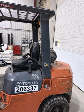 6000 lb. Toyota #7FGU30, forklift, propane, 187" max. fork height, 4-cyl., 57 HP, power shift, 10100 lb. - Image 4