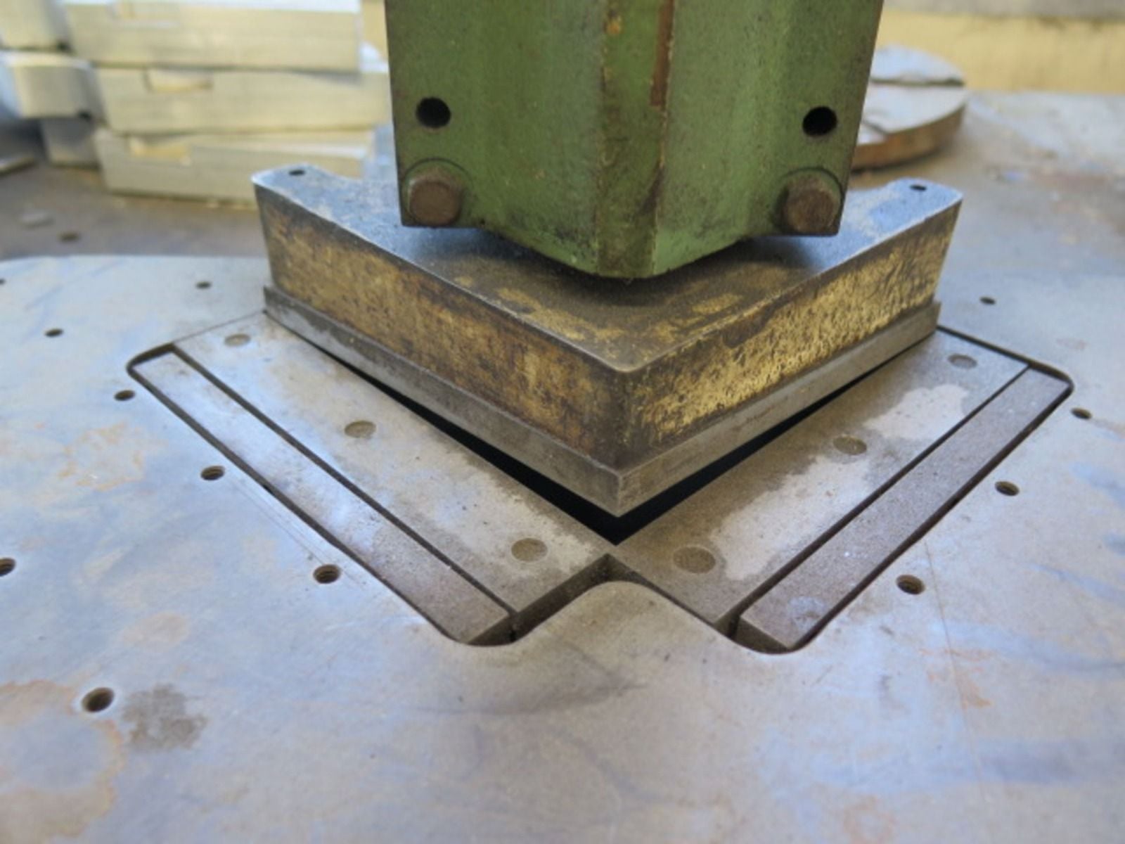 1 6" Ga. x 6" x 6" Di-Acro #No.1, notching machine, 5 ton, 1" max. tab, (1) horizontal hydraulic clamp, large - Image 4