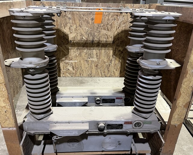 600 Amp, Joslyn #3072000090-G2, 34,000 Volts, 1 Phase, Vacuum Switch - Image 1