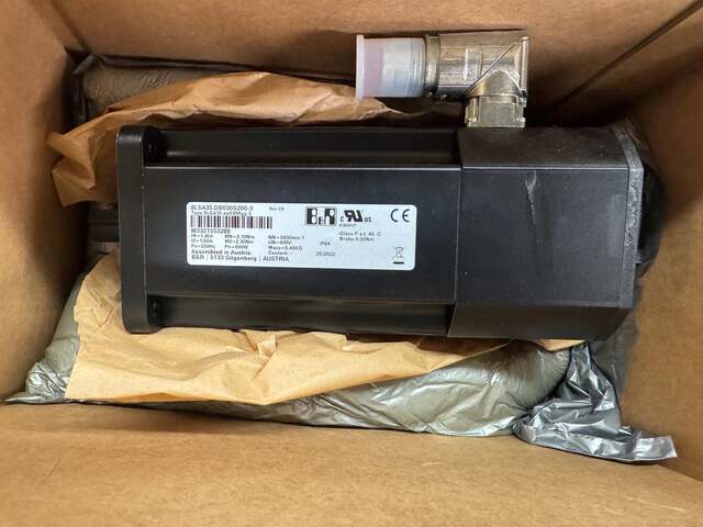 0.66 kW B & R #8LSA35.DB030S200-3, Synchronous Servo Motor, 2.1 Nm Torque, 400 Volts, 1.4 Amps, IP64, w/ Brake - Image 2