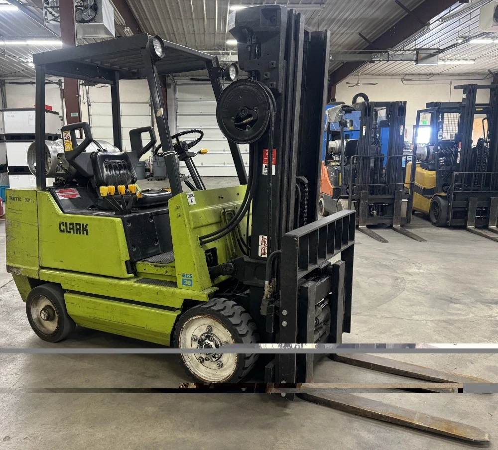 4675 lb. Clark #GCS30MB, propane forklift, cushion tire, side shift, 1985 - Image 3