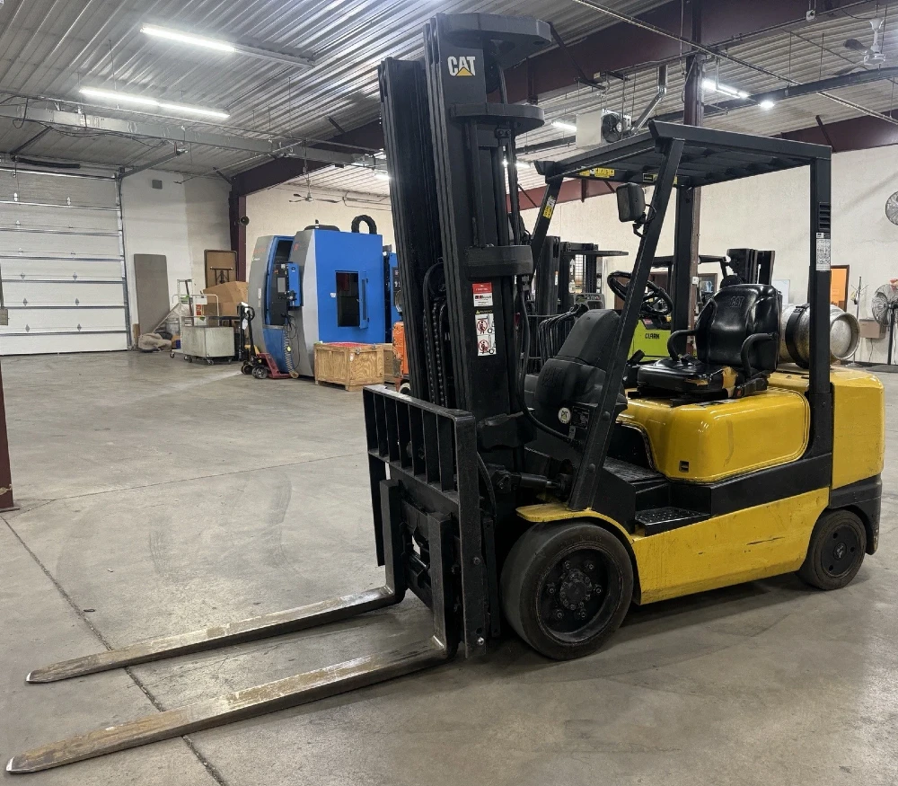 6000 lb. Caterpillar #GC30K, propane forklift, cushion tires, 3 stage, 130" lift height, 2000 - Image 1