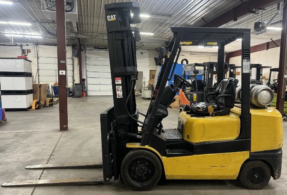 6000 lb. Caterpillar #GC30K, propane forklift, cushion tires, 3 stage, 130" lift height, 2000 - Image 2