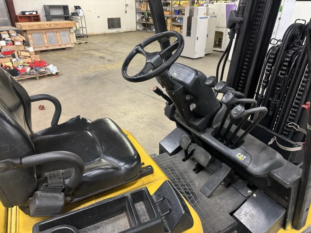 6000 lb. Caterpillar #GC30K, propane forklift, cushion tires, 3 stage, 130" lift height, 2000 - Image 6