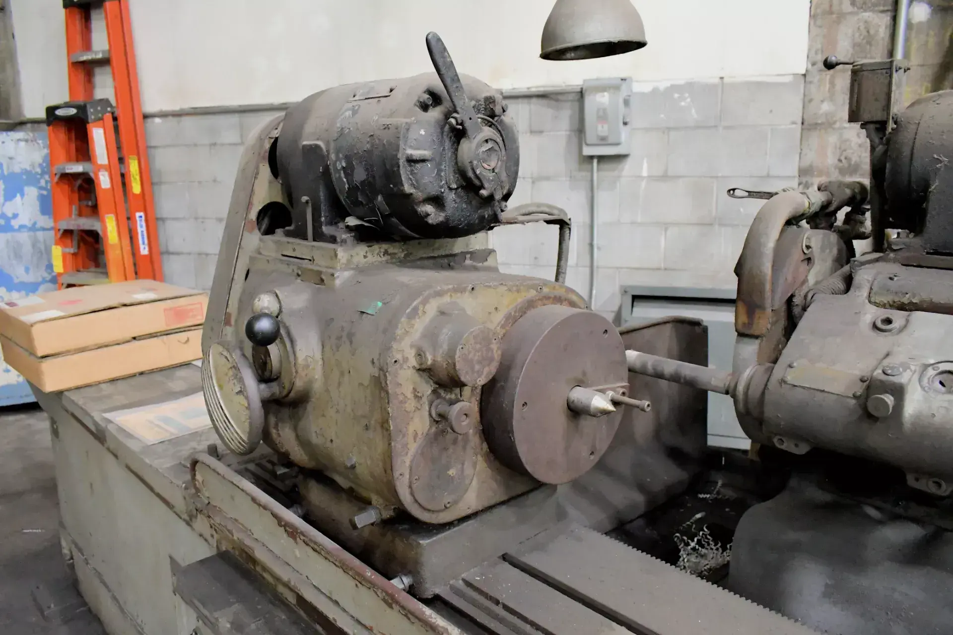 18" x 72" Cincinnati #ER, universal hydraulic cylindrical grinder, 3/4 HP workhead, extra grinding wheels - Image 2