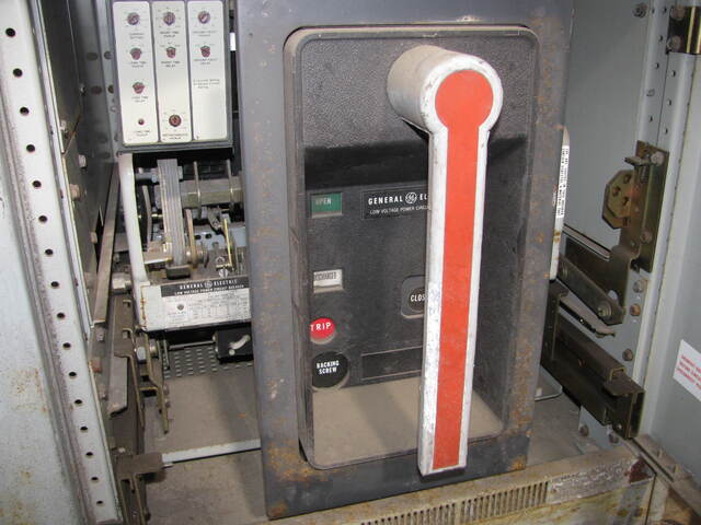 800 Amps, General Electric #AKR-6D-30H, air circuit breaker - Image 1