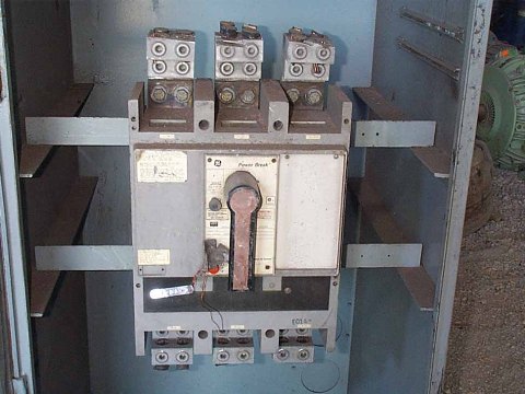 1600 Amps, General Electric #TPYY56116, molded insulated case circuit breaker, 480 Volts (2 available) - Image 1