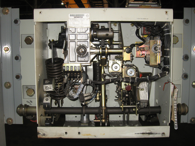 2000 Amps, Siemens #3AH4305-4, vacuum circuit breaker, 36,000 Volts - Image 2