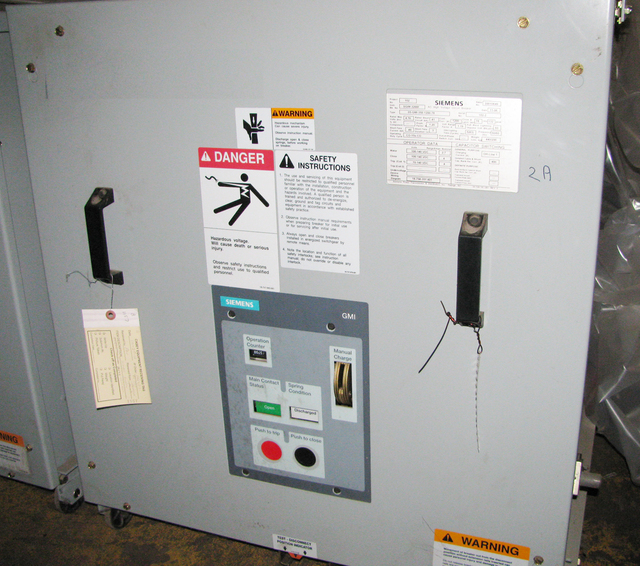 2000 Amps, Siemens #05-GMI-350-2000-78, vacuum circuit breaker, 5,000 Volts, 2006 - Image 1