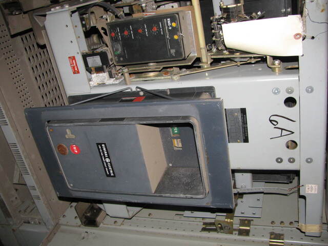 3200 Amps, General Electric #AKD-8, indoor switchgear unit, 635 Volts, electrically operated, (2) 3200 Amp - Image 3