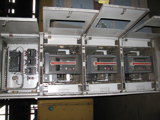 1600 Amps, General Electric, indoor switchgear unit, 460 Volts, manually operated, (2) 1600 Amp #AKR9D-50 - Image 2