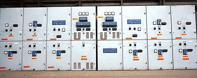5 KV Siemens #05-GMI-3506-1200-78, indoor vacuum switchgear, (3) 2000 Amp, (8) 1200 Amp breakers in (8) - Image 1