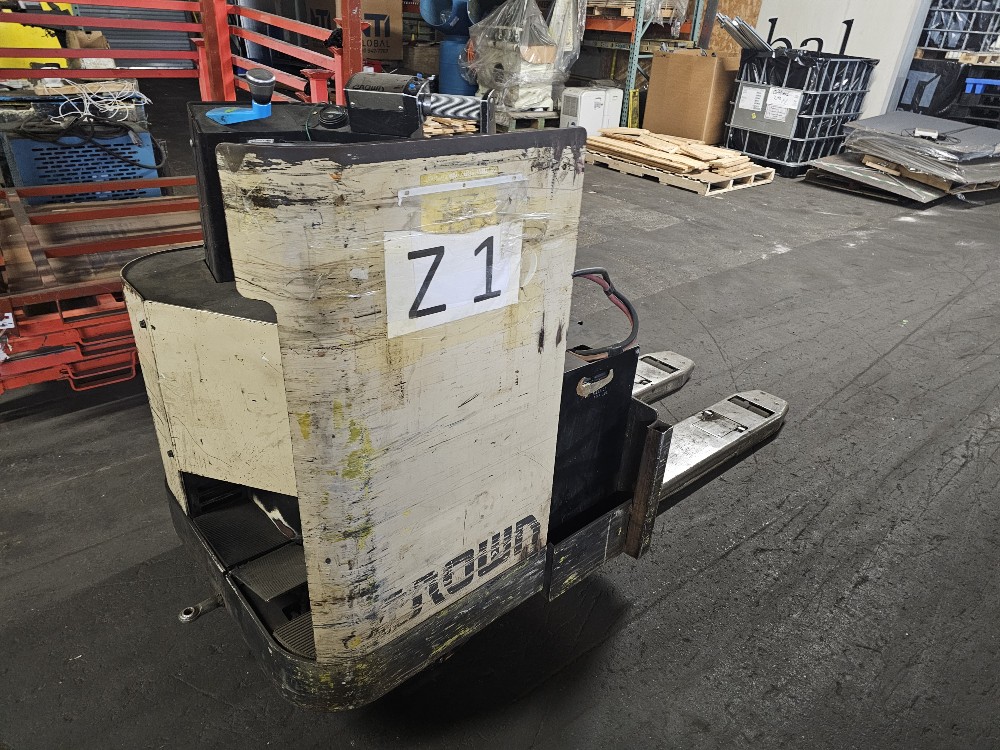 6000 lb. Crown #60PR-27-3, forklift, 4' forks - Image 1