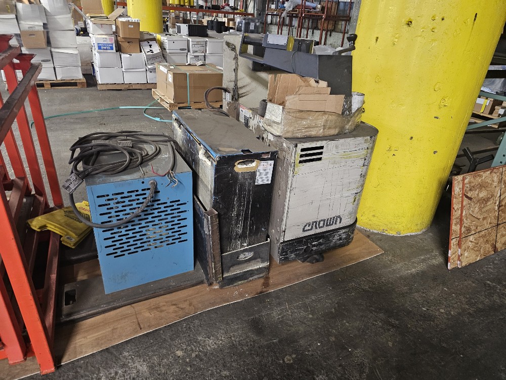 6000 lb. Crown #60PR-27-3, forklift, 4' forks - Image 8