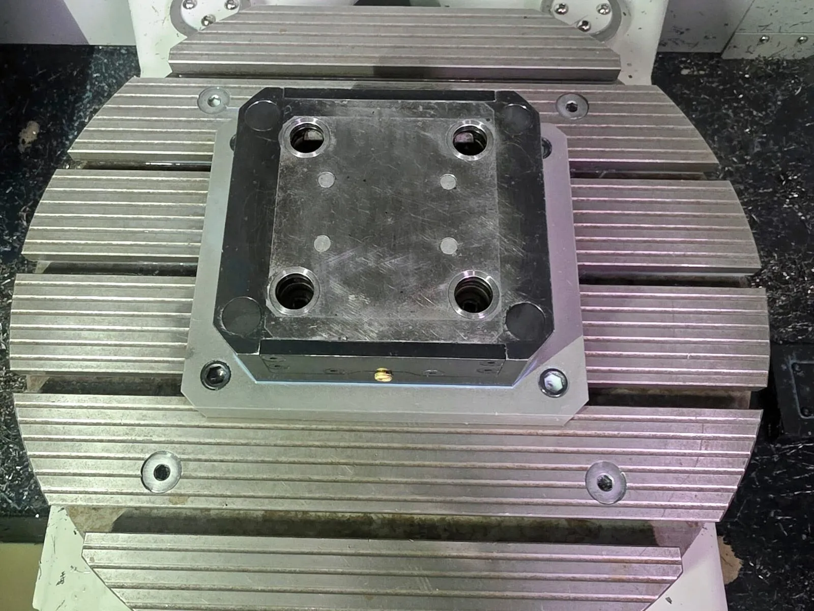 Daewoo Doosan #DVF-5000, 5-Axis CNC Vertical Machining Center, 25" X, 18" Y, 16" Z, 42 HP, 18000 RPM, 120 - Image 4