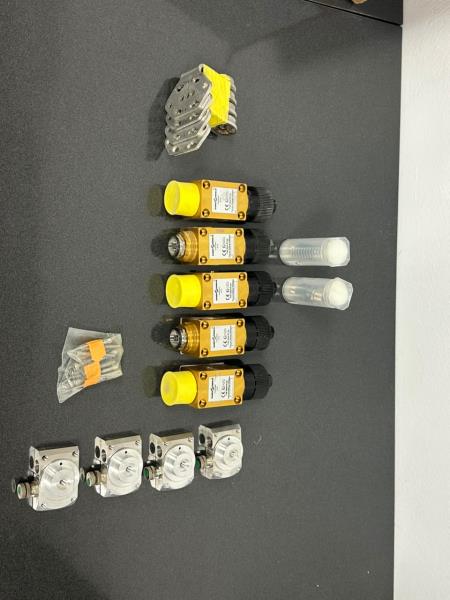 Kremlin #AIRMIX, Paint pumps for sprayer, LOT of 4 pumps & 8 guns, w/ parts - Image 10