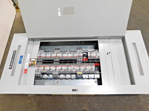 600 Amp. General Electric, Spectra Series panelboard, 480Y/277 Volts, 3 phase, 4 W., 600 Amp. main breaker - Image 3
