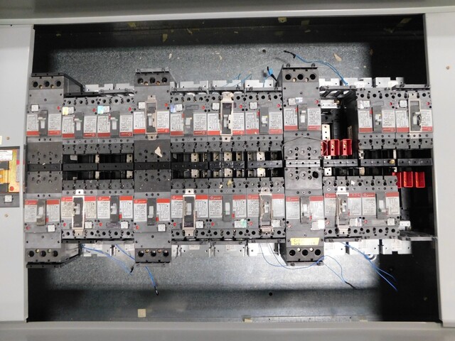 600 Amp. General Electric, Spectra Series panelboard, 480Y/277 Volts, 3 phase, 4 W., 600 Amp. main breaker - Image 4