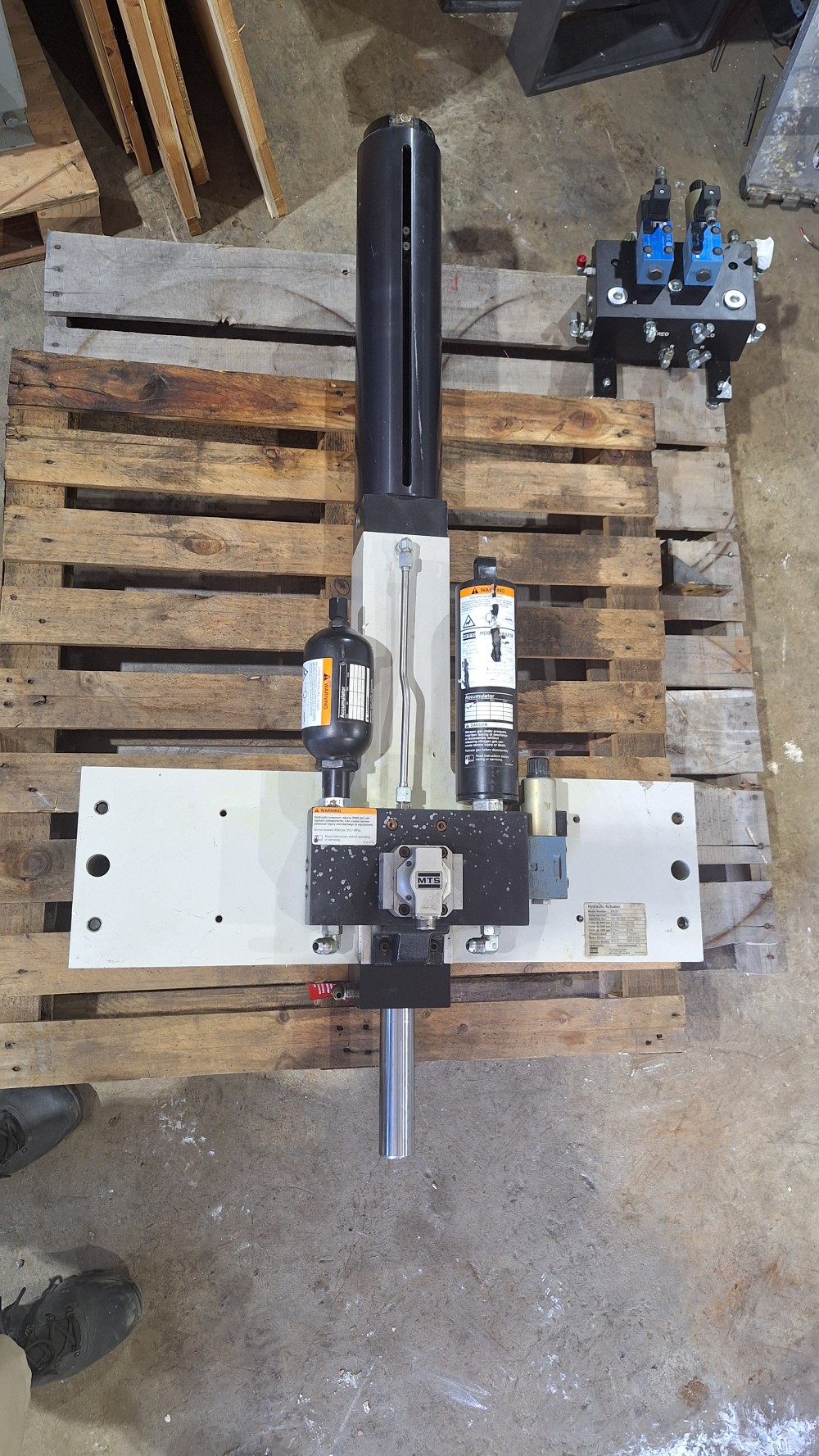 MTS #359.20 Hydraulic Actuator, 3.3 Kip, 15kN, 3000 Psi - Image 1